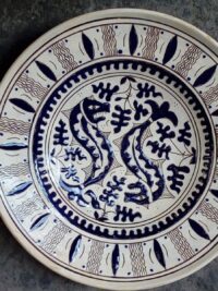 Piatto concavo, con tesa con decoro geometrico floreale, parete decoro a "vaio" - Cinzia Chiulli
