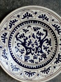 Piatto concavo, con tesa con decoro con giro di 12 archetti con decoro geometrico floreale – Cinzia Chiulli