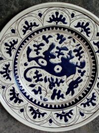 Piatto concavo, con tesa con decoro con giro di 12 archetti, con decoro geometrico floreale, parete con decoro a “vaio” – Cinzia Chiulli